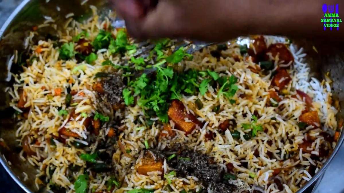 Garnish the veg fried rice