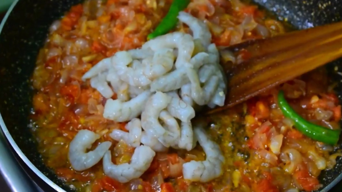 Prawn Gravy recipe - Add the prawns