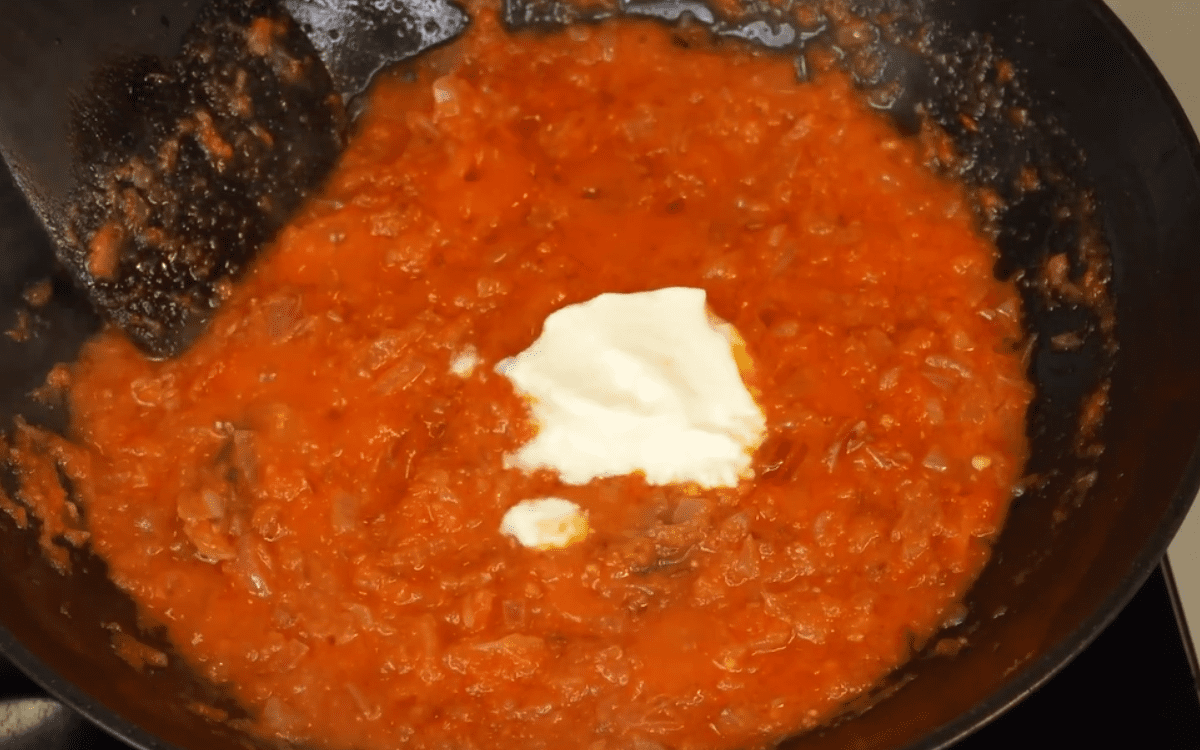 Adding curd to dhaba style gravy