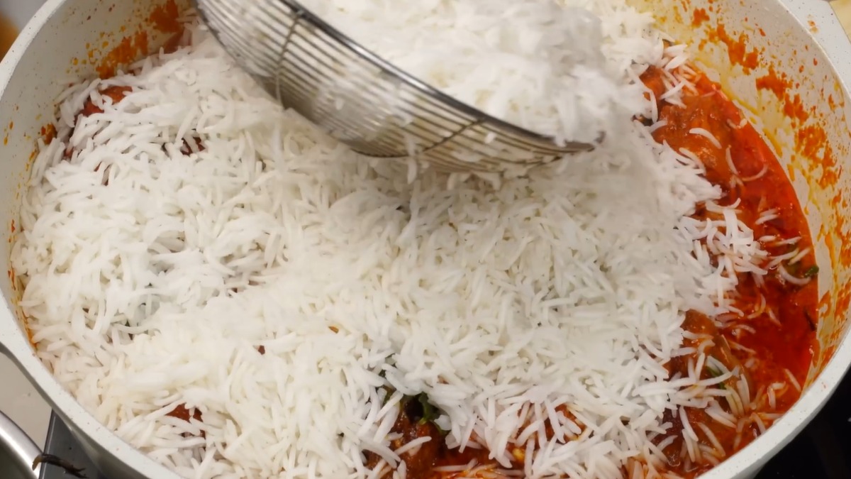 Chicken biriyani - add rice Spread the Cooked rice for Chicken Biriyani