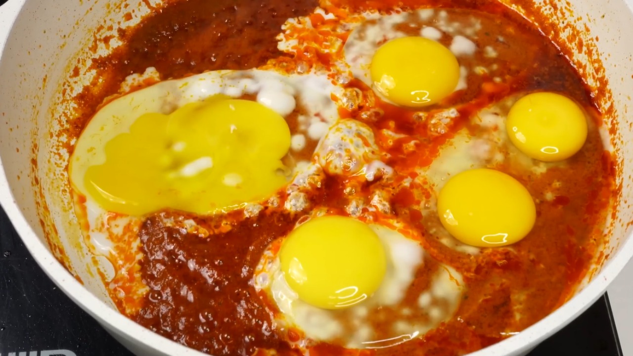 Egg Garlic fried rice crack the eggs