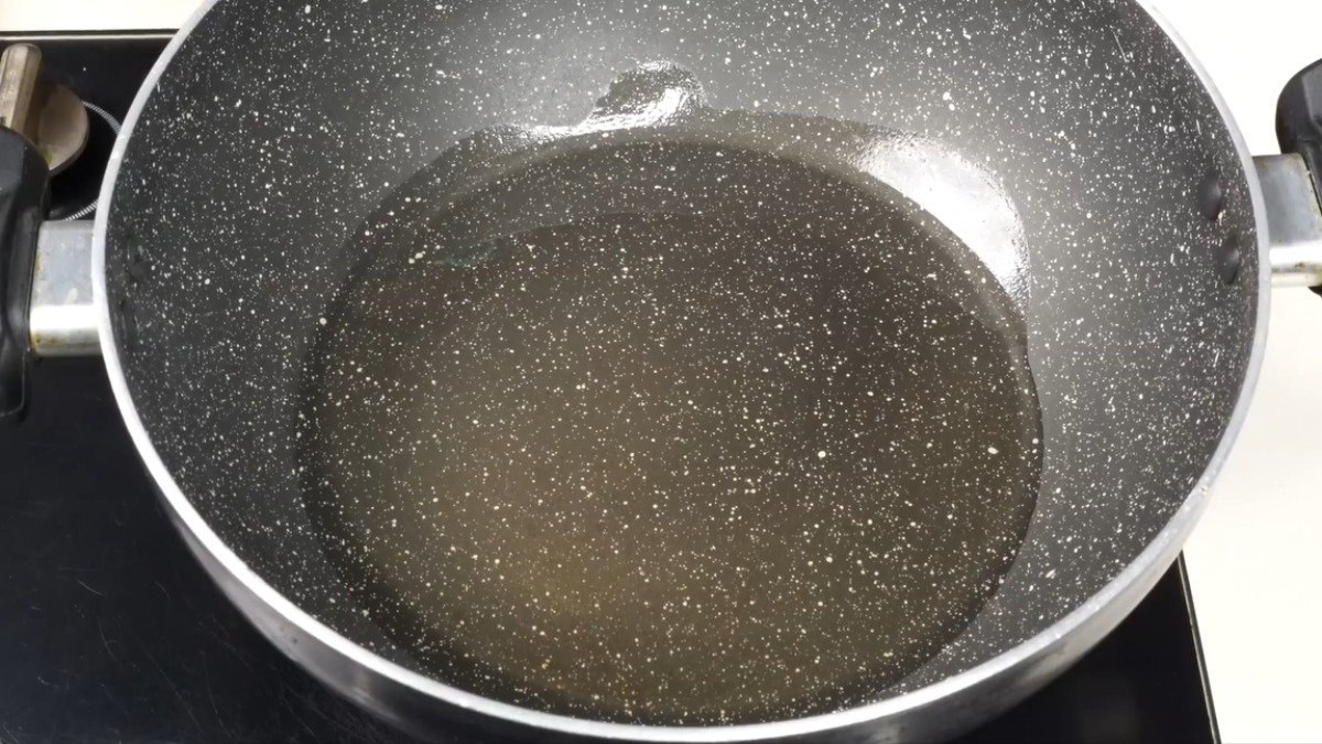 Add oil for cooking chicken podimas recipe