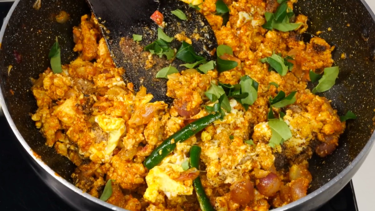 Garnish curry leaves on chicken egg gravy