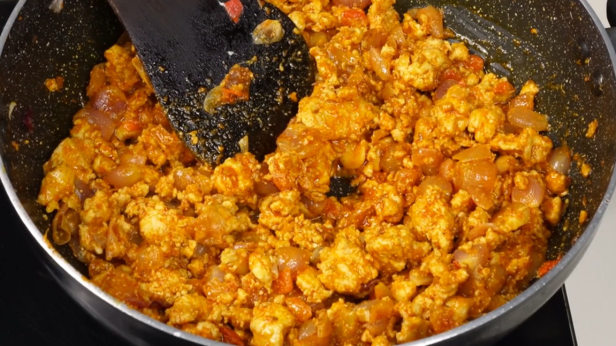 Mox the spices on amma samayal chicken podimas