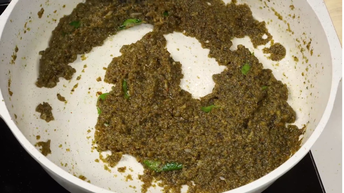 Saute Onion paste for fish gravy
