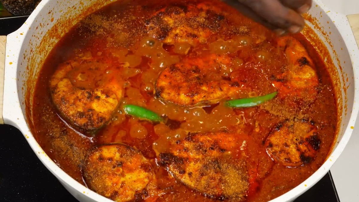 Add the fried fishes on fish gravy recipe