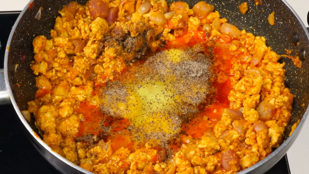 Add Salt and pepper to Chicken Keema recipe
