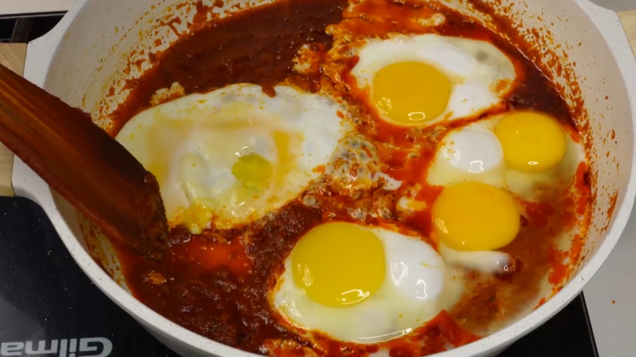 Egg fried rice close cook egg