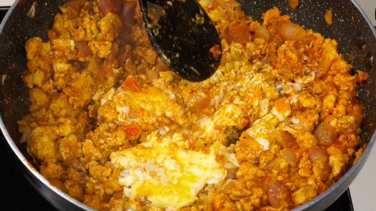 Scramble the eggs for flavor in chicken podimas recipe