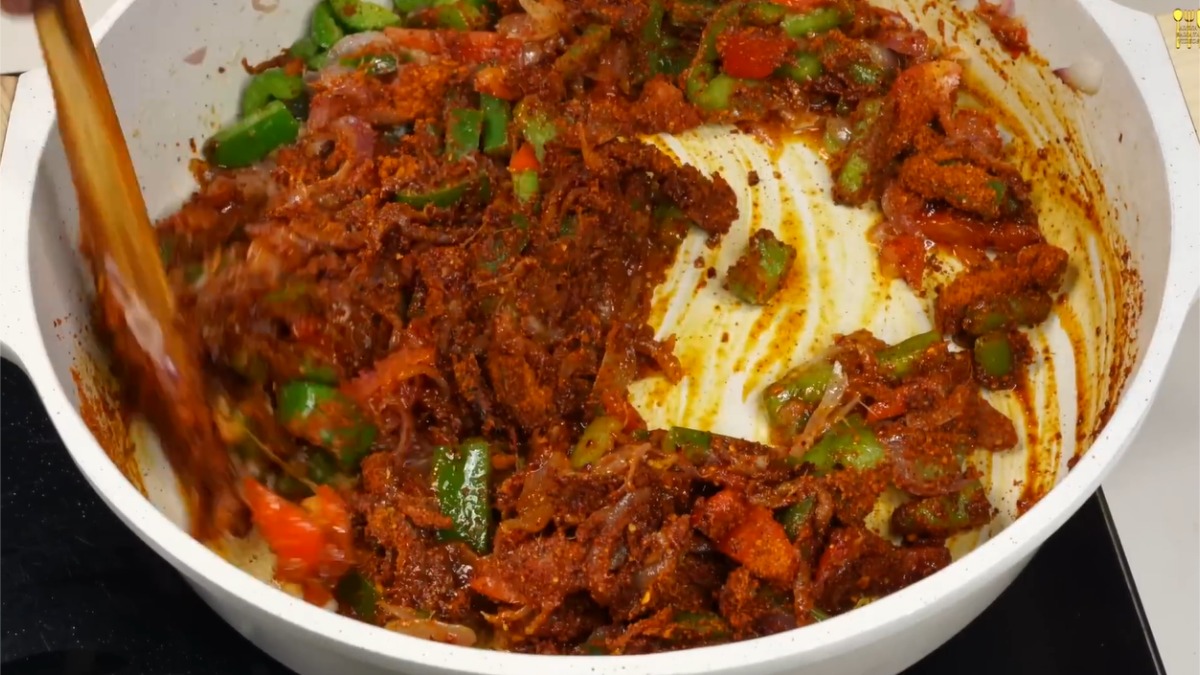 Capsicum rice recipe - Mix the homemade masala