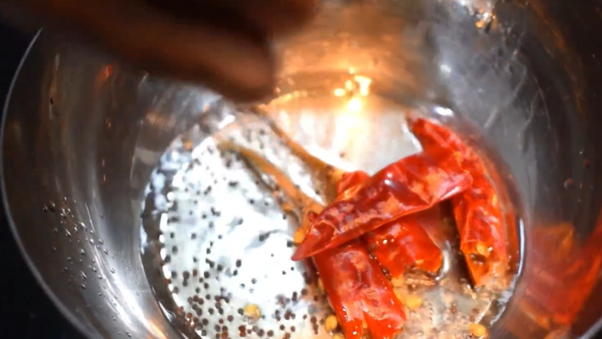 Add tempering for Mor Kulambu
