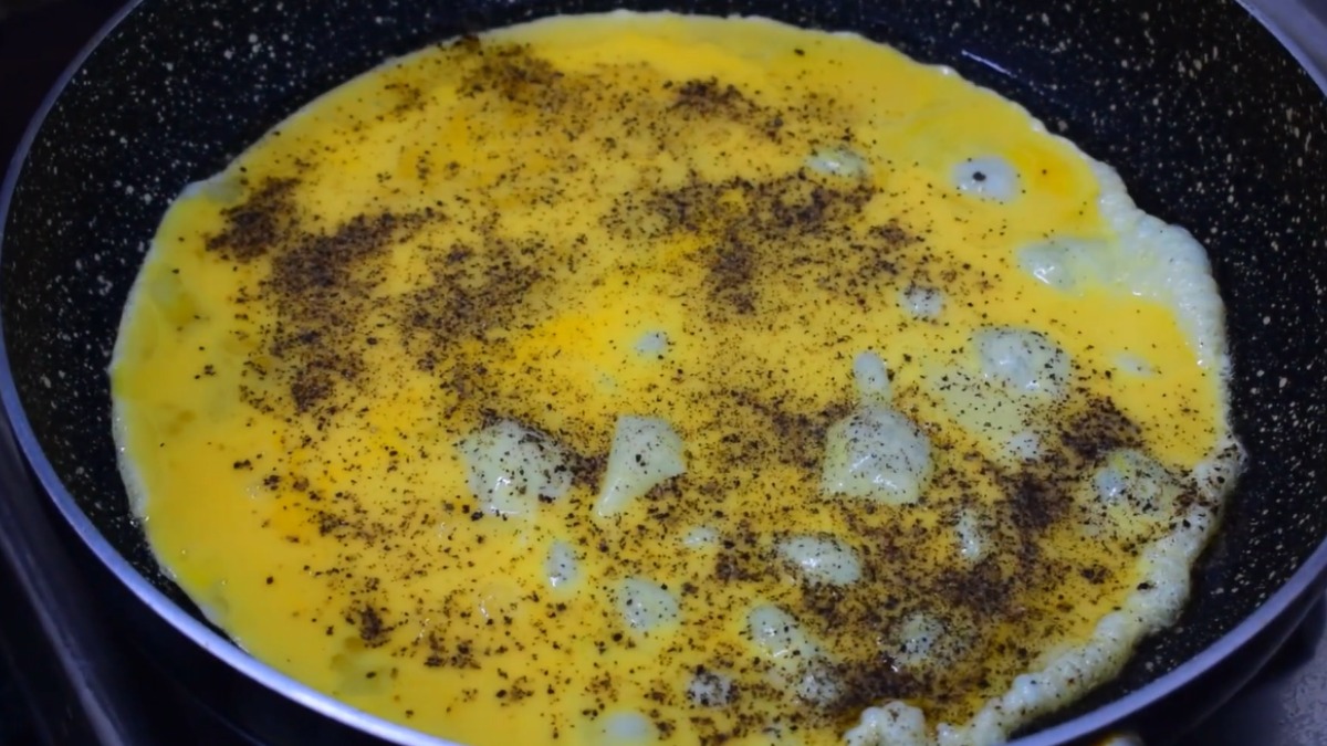 Beaten eggs with pepper for Egg rice recipe