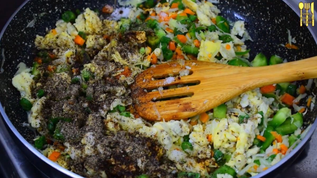 Add seasoning for quick egg fried rice recipe