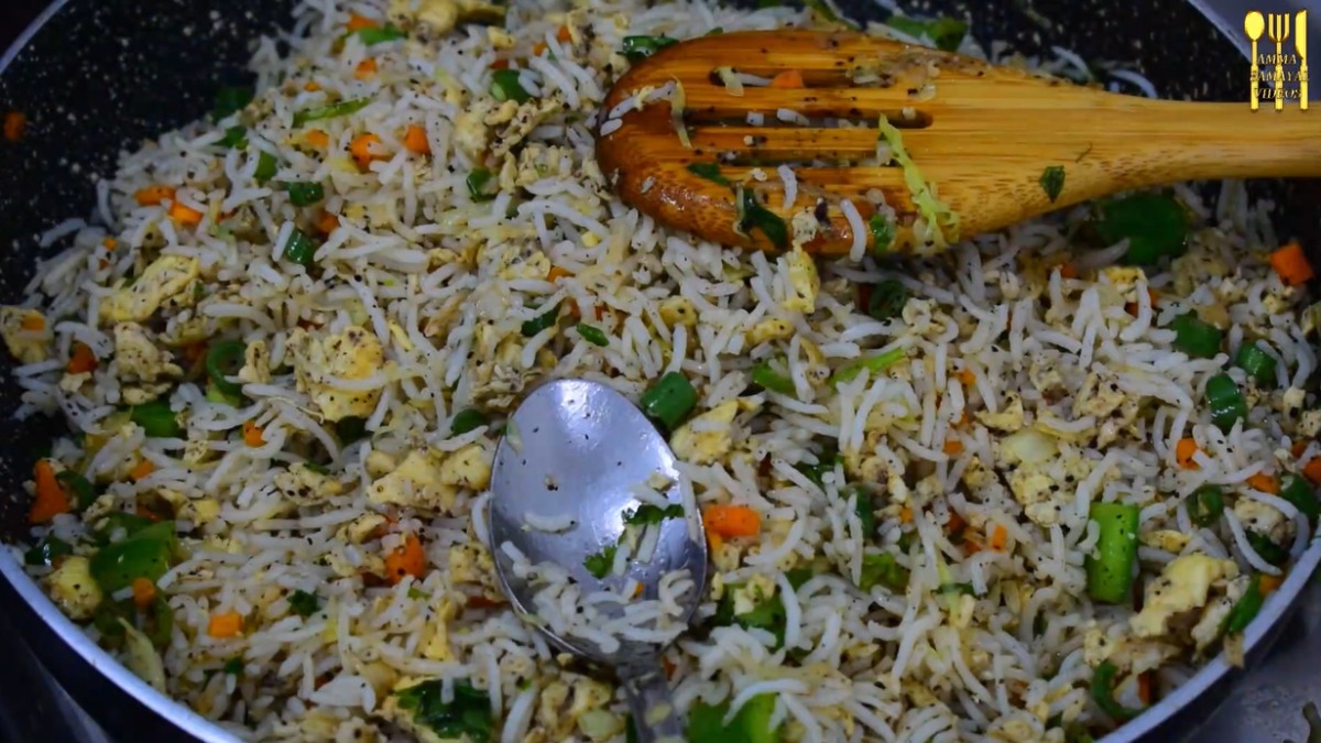 Mix the Homemade egg fried rice