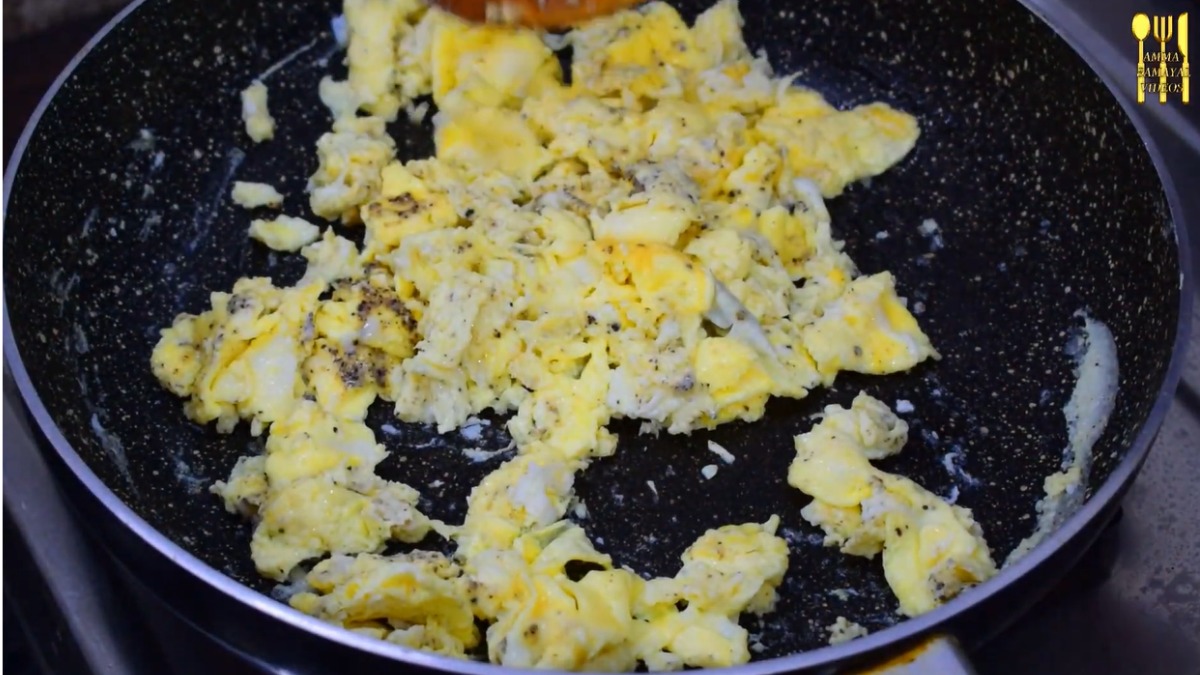Scramble the eggs for Egg fried rice