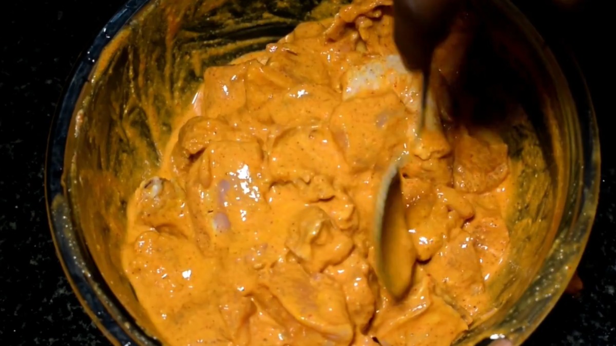Restaurant style Chicken 65 recipe - Marinate the chicken