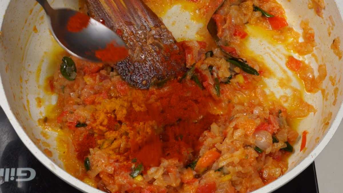 Add spice powders for chicken gravy