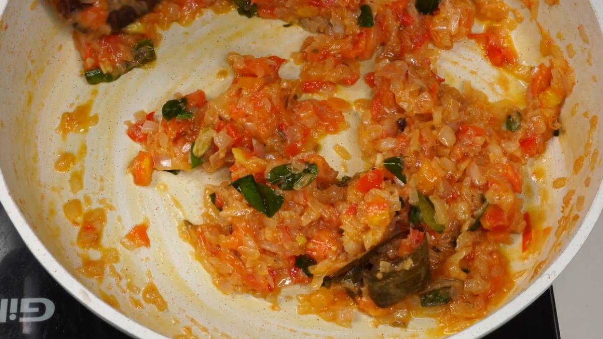 Saute the gravy for best chicken masala