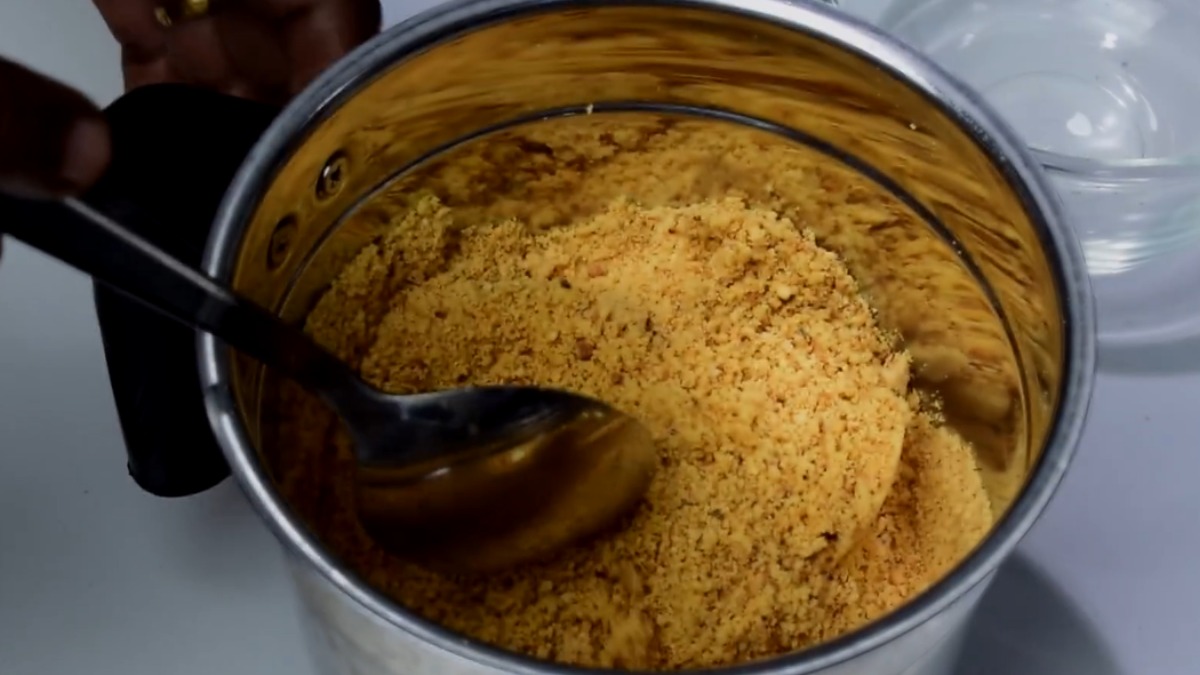 Grind the peanut kozhukattai stuffing
