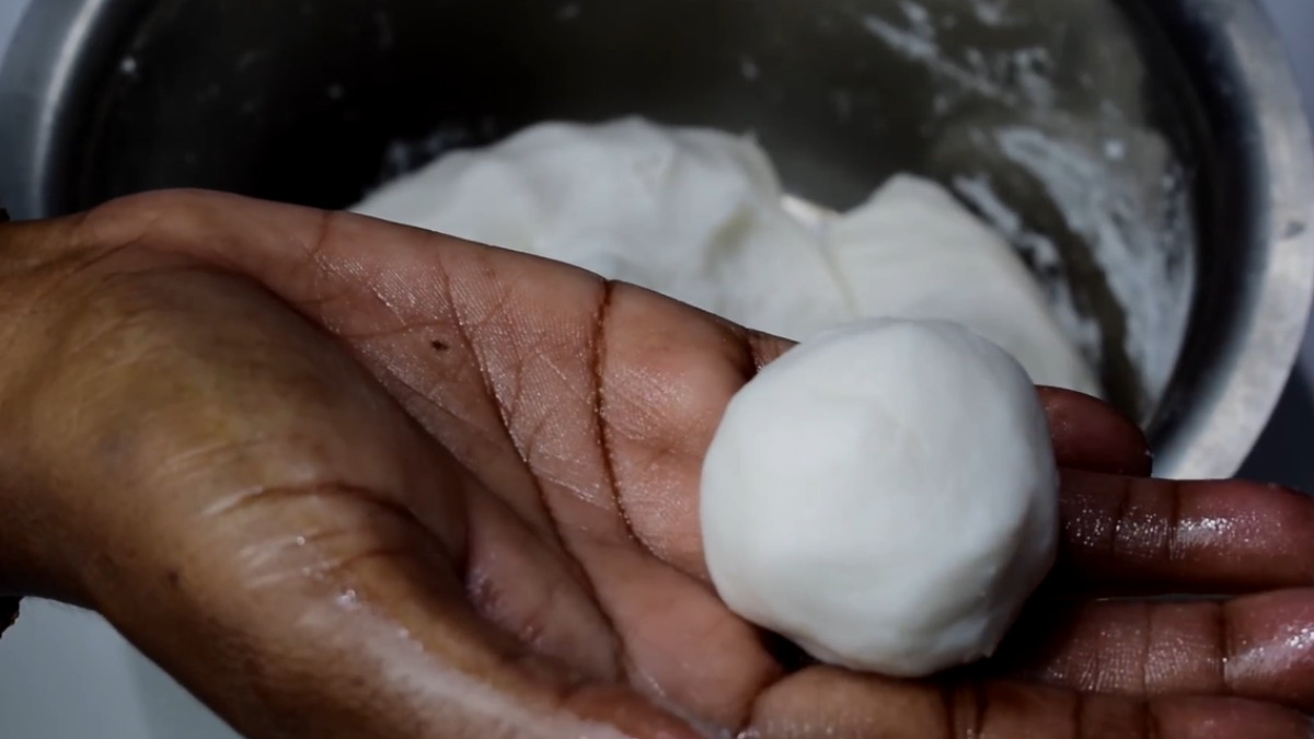 Roll the kozhukatta dough