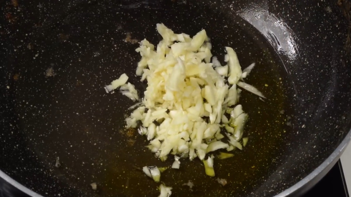 Saute Garlic for easy chicken chilli recipe