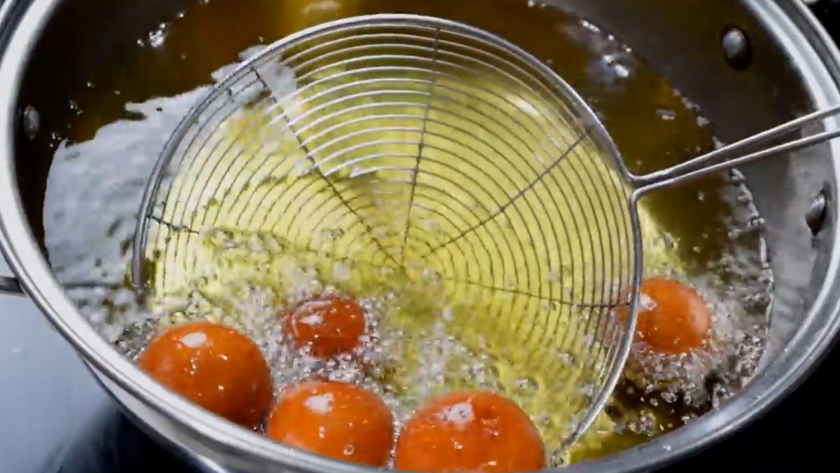 Fry gulab jamun