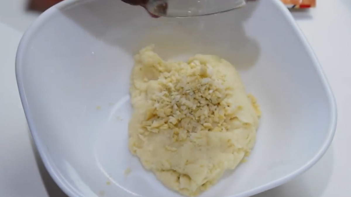 Prepare the almond and cashew filling