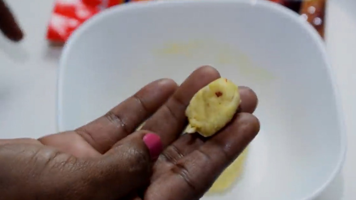 Kesar Badam jamun - Roll the small filling balls