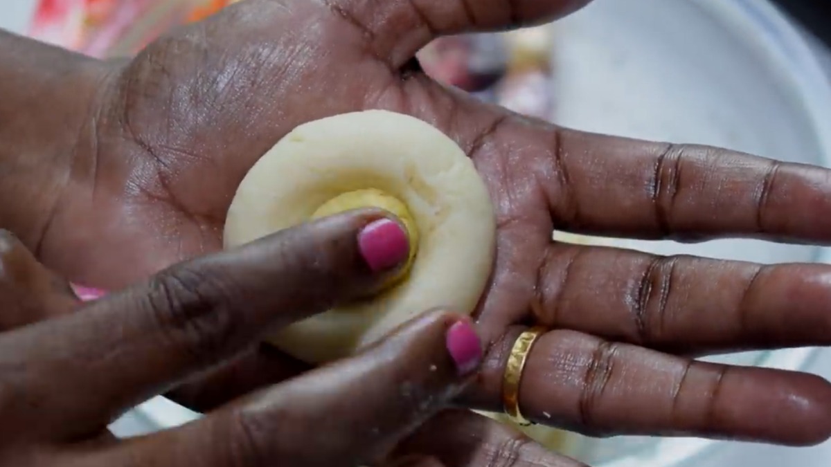 Shape the stuffed gulab jamuns
